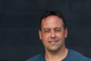 Mit Ex-Bundestrainer Marco Sturm gibt es erstmals einen deutschen NHL-Cheftrainer. - Foto: Maximilian Haupt/dpa