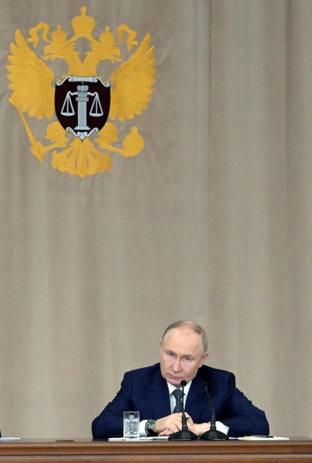 Kremlchef Putin im Obersten Gericht - einer der Richter ist wegen Korruption und Zuhälterei angeklagt. (Archivbild) - Foto: Alexei Nikolsky/Sputnik/Pool Kremlin/AP/dpa