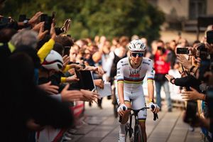 Fährt in seiner eigenen Liga: Tadej Pogacar - Foto: Matteo Secci/ZUMA Press Wire/dpa
