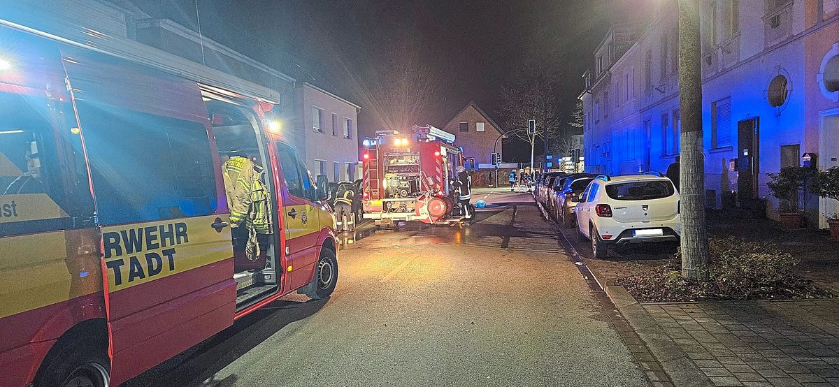 Einsatzkräfte von Feuerwehr und Polizei waren in der Nacht zu Samstag mehrfach in Lippstadt im Einsatz, unter anderem an der Bökenförder Straße. Die Polizei ermittelt weiter wegen Brandstiftung. Archivfoto: Feuerwehr Lippstadt