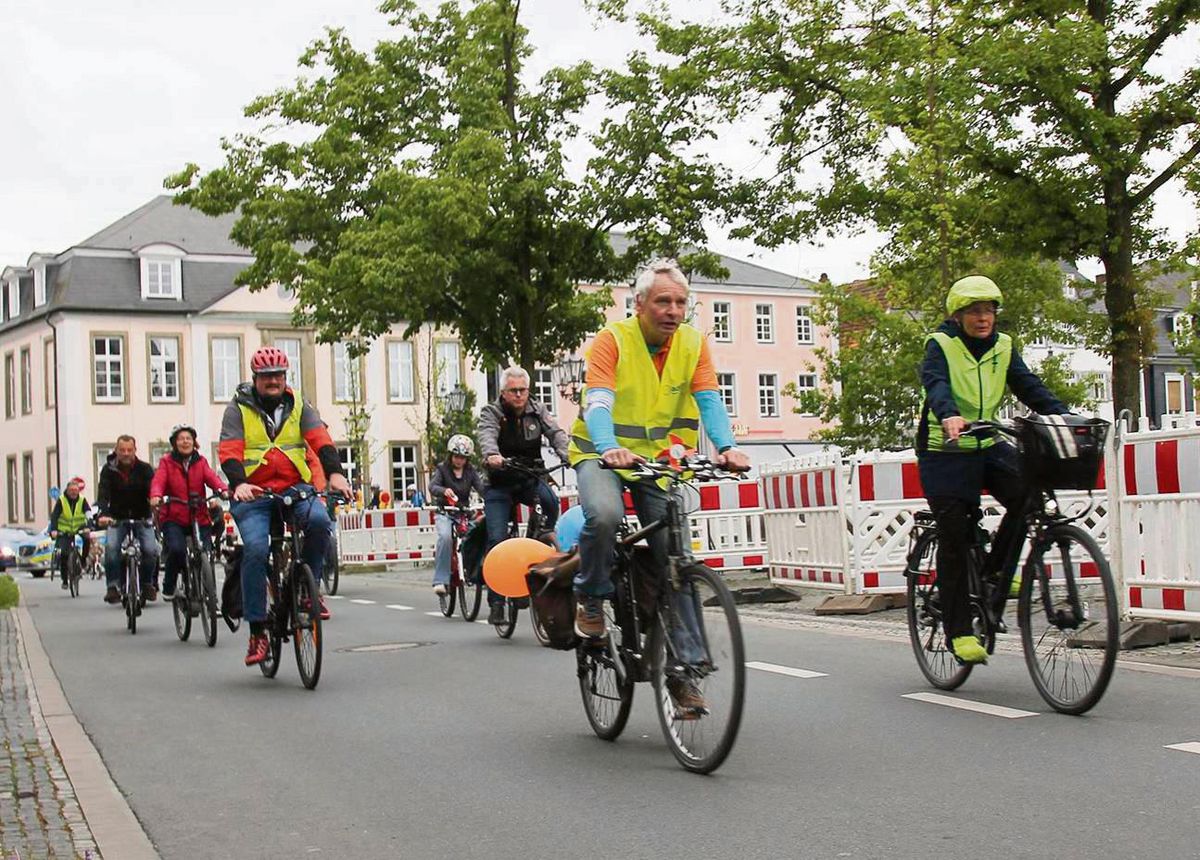 Rund 30 Teilnehmer beteiligten sich am Freitagnachmittag an der Fahrrad-Demo im Rahmen des bundesweiten Aktionsbündnisses „Kidical Mass“. Christian Ringel vom ADFC im Kreis Soest fuhr vorneweg. Foto: Puls