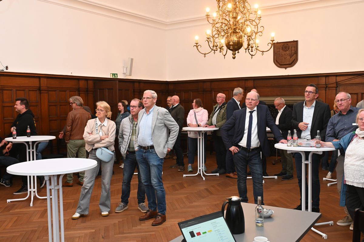 Geduld ist bei der Präsentation der Ergebnisse in Lippstadt erforderlich. Hier fehlten vier Stunden nach Schließung der Wahllokale noch etliche Stimmbezirke. Foto: Tuschen