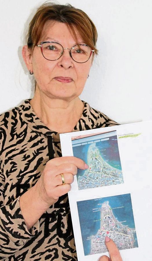 Angebliche und tatsächliche Lage: Carola Grabowsky mit dem Beweisfoto aus dem Reisebüro. Foto: Rückert