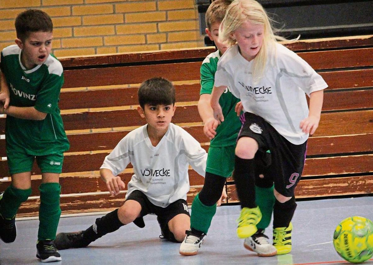 In der Buxe von Bayern-Star Harry Kane spielt es sich gleich doppelt so gut: Auch die Fußballknirpse des TSV Rüthen (in Weiß) sind am Wochenende in der Spielrunde der F-Junioren in der Jahnsporthalle am Start. Foto: Heinke
