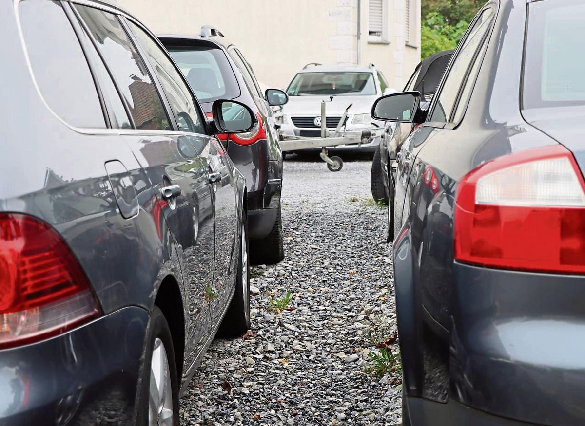 An der B1 gibt es bereits mehrere Gebrauchtwagenhändler. Weil die Erwitter Verwaltung sie nicht gerade als Zier für das Stadtbild betrachtet, sollen weitere an der Lippstädter Straße ausgeschlossen werden. Fotos: Dietz