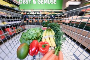 Obst teurer - Gemüse günstiger: Für Nahrungsmittel mussten die Menschen hierzulande nach Berechnungen des Statistischen Bundesamtes im August 2,5 Prozent mehr zahlen als ein Jahr zuvor. (Archivbild) - Foto: Bernd Weißbrod/dpa