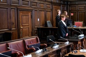 Die Verteidigerin steht zunächst ohne ihre Mandantin im Gerichtsaal. Die wahrscheinlich psychisch kranke Beschuldigte wird erst hereingeführt, nachdem die Fotografen gegangen sind. - Foto: Daniel Bockwoldt/dpa