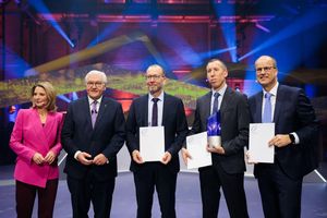 Der Deutsche Zukunftspreis ging in diesem Jahr an das Team «Kraftpaket fürs Klima - Fernverkehr-Lkw mit Wasserstoff elektrisch betreiben. - Foto: Carsten Koall/dpa