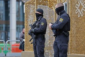 Brauchtum unter Polizeischutz: Polizisten sichern die Eröffnung vom Magdeburger Weihnachtsmarkt. - Foto: Matthias Bein/dpa