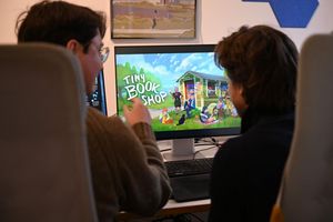 Als Bachelor-Arbeit an der Uni entstanden, inzwischen ein großer Verkaufserfolg: Das Spiel «Tiny Bookshop» mit ihren beiden Entwicklern David Zapfe-Wilde (links) und Raven Rusch. - Foto: Wolf von Dewitz/dpa