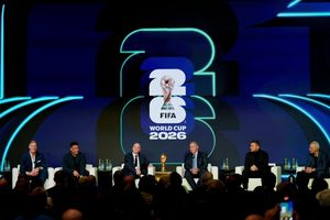 Im Kreise von Fußball-Legenden wie Ronaldo (Zweiter von links) präsentierte FIFA-Chef Infantino (Dritter von links) den Spielplan. - Foto: Chris Carlson/AP/dpa