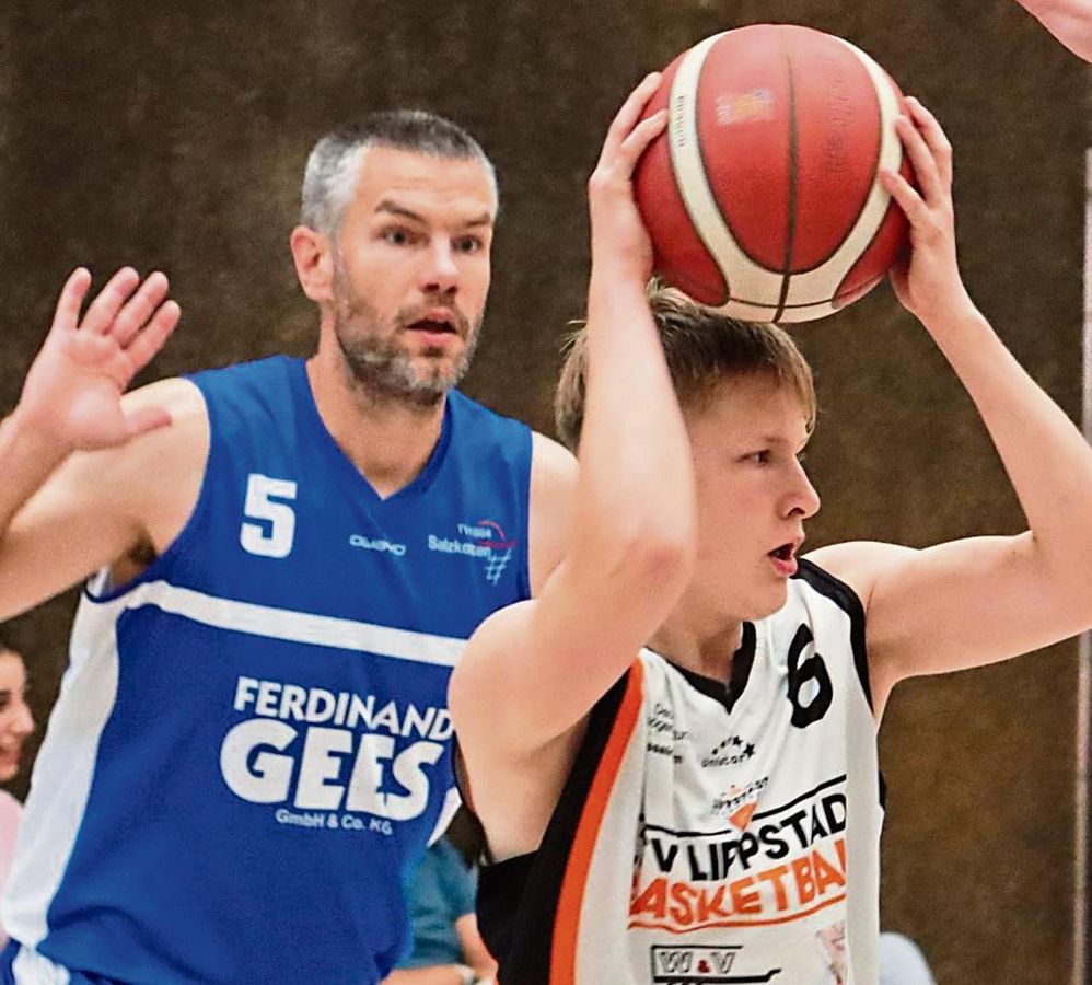 Die Basketballer des LTV Lippstadt (in Weiß) kassierten zum Auftakt der neuen Oberliga-Saison eine 63:85-Niederlage gegen den TV Salzkotten II. Foto: Uwe Feichtinger