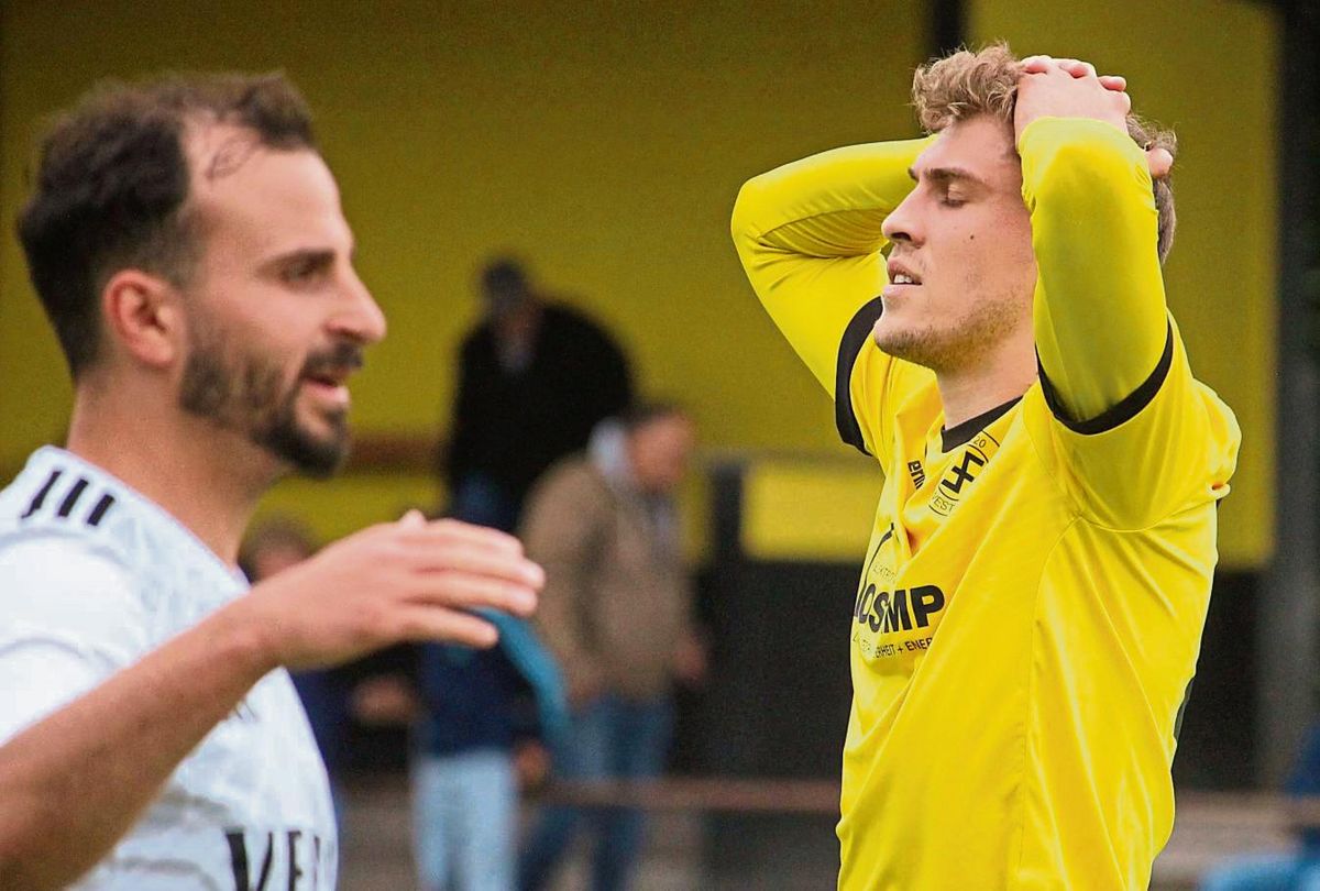 Nicht zu fassen, was der SuS Bad Westernkotten (hier mit Daniel Bertels, r.) gegen Sundern an Chancen versiebte. Normalerweise hätten diese für zwei oder drei Spiele gereicht. So blieb es am Ende beim enttäuschenden 0:0. Foto: Heinke