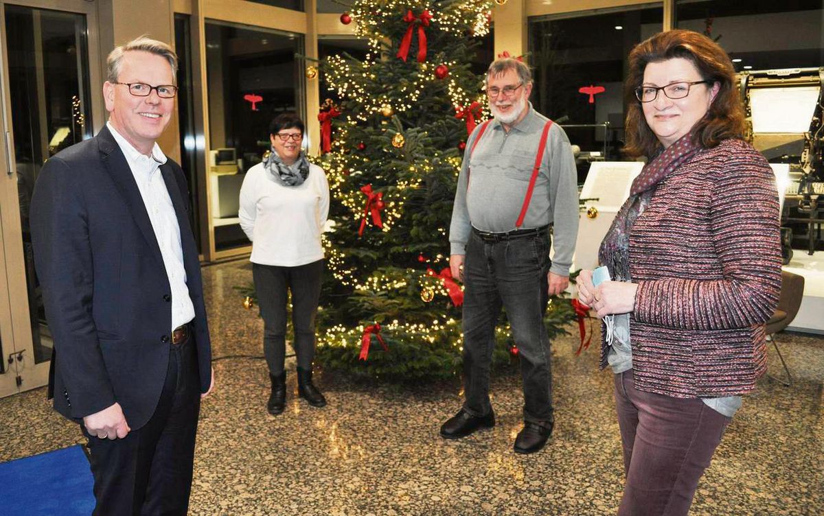 Für die Patriot-Weihnachtsspende sprachen Gabi Köhne, Rainer Look und Stefanie Kamp (v.r.), die das Vorstandstrio des Arbeitskreises Vergissmeinnicht bilden, dem Verleger Christoph Barnstorf-Laumanns ihren Dank aus. Foto: Osmic