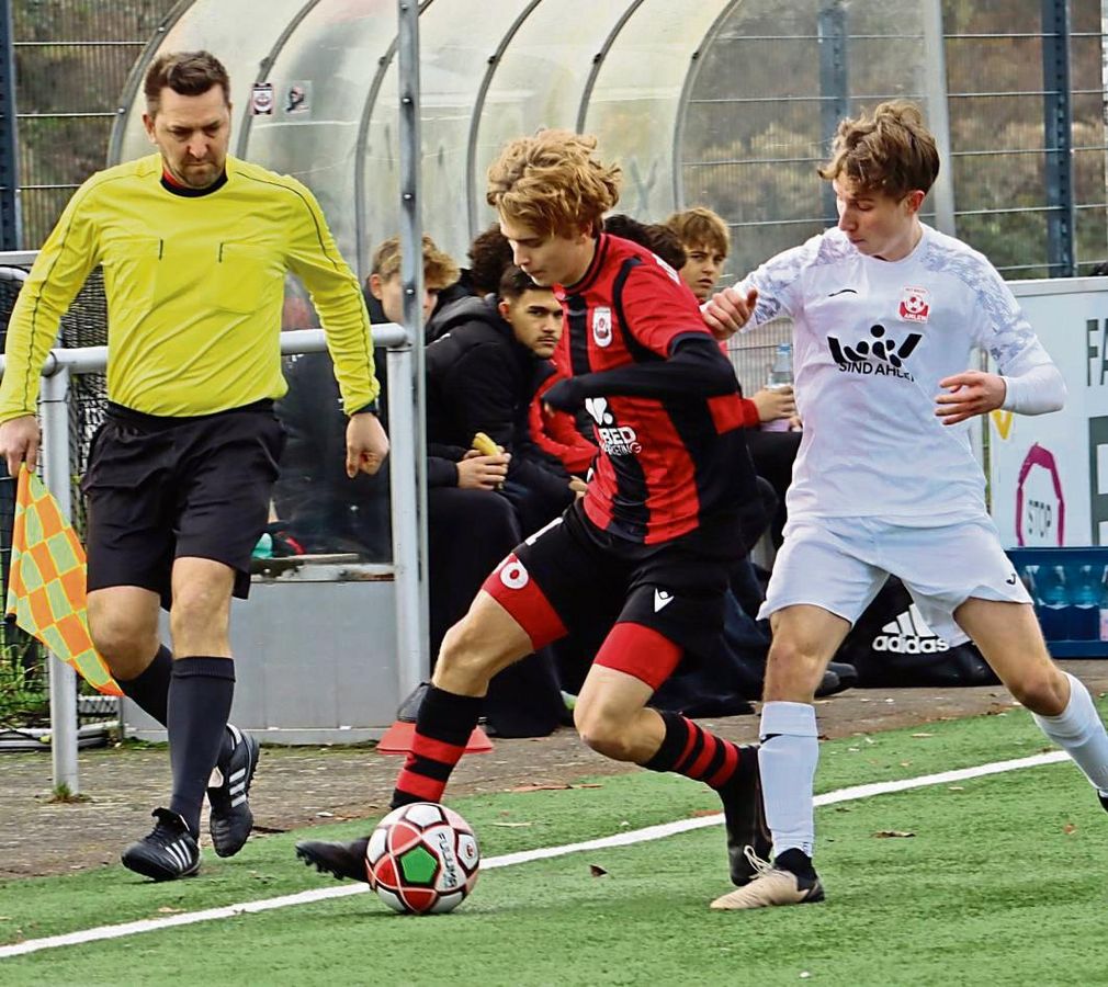 Eine ganz schwache Vorstellung lieferten die A-Junioren des SV Lippstadt (in Schwarz-Rot) gegen RW Ahlen in der ersten Halbzeit ab und liefen einem 0:1-Rückstand hinterher. Doch dann wurden sie vom Trainerteam wachgerüttelt und siegten am Ende noch mit 2:1. Foto: Uwe Feichtinger