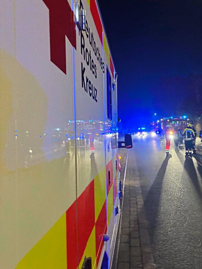 Drei Personen wurden vom DRK gesichtet, mussten aber nicht ins Krankenhaus. Foto: Feuerwehr Geseke