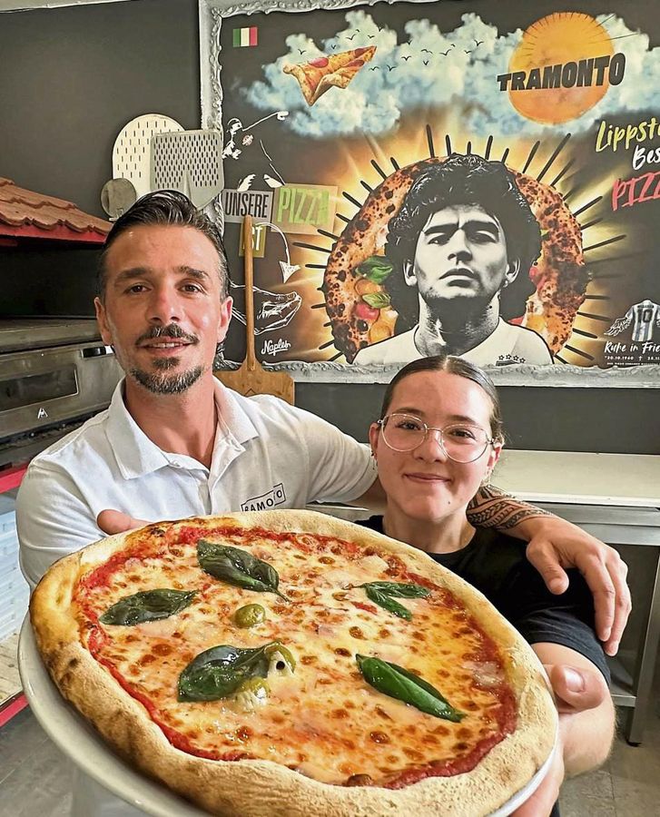 Neue Pizzeria an der Erwitter Straße in Lippstadt: Tramonto-Chef Ali Donat und Pizzabäckerin Alessia Cordella servieren ihren Gästen „Pizza wie aus Italien“. Foto: Cegelski