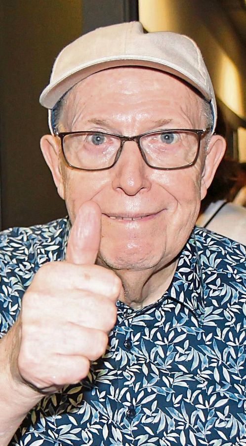 Daumen hoch für den Numero-Uno-Cup: Reiner Calmund gibt alles, um Montag dabei sein zu können. Foto: Wiegand