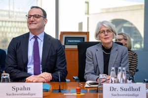 Corona-Aufarbeitung im Bundestag: Jens Spahn und die frühere Sonderermittlerin Margaretha Sudhof. - Foto: Soeren Stache/dpa