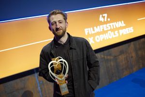 Ben Voit bekam den Max Ophüls Preis für seinen Spielfilm «Gropiusstadt Supernova». - Foto: Oliver Dietze/dpa