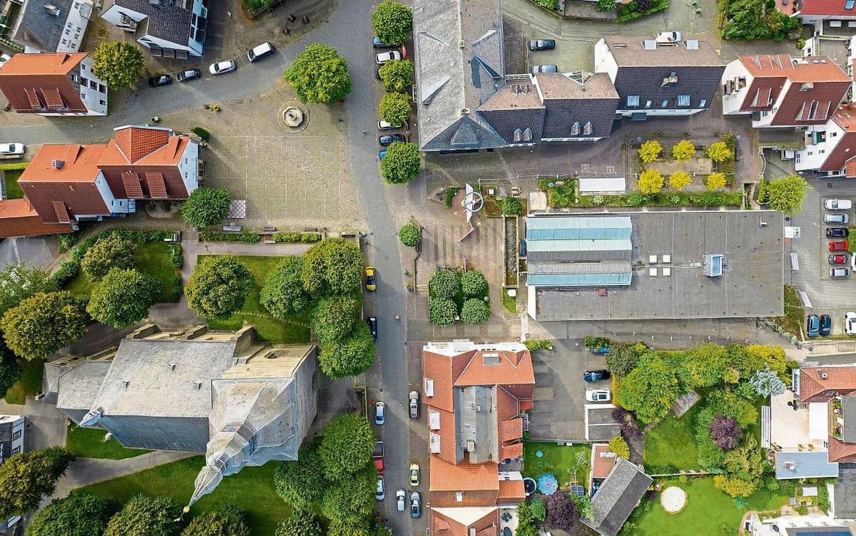 Mit der Pfeffergasse neben dem Rathaus beginnt im Frühjahr 2026 die Innenstadtsanierung in Rüthen. Foto: Eickhoff