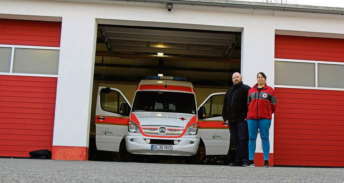 Noch steht in Tor zwei das Krankentransportfahrzeug des DRK, schon bald steht hier der Rettungswagen. Fotos: Löseke