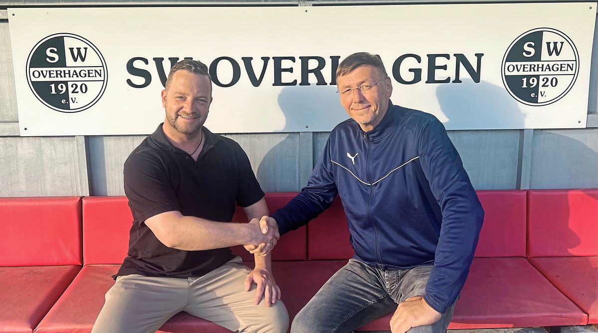 Dirk Bahne (r.) ist nicht mehr Trainer beim B-Liga-Schlusslicht SW Overhagen. Der sportliche Leiter André Schürmann (l.) übernimmt vorerst.