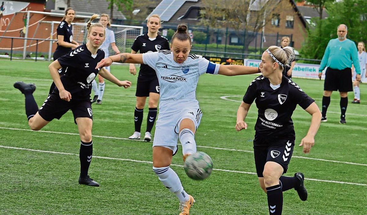 Volle Kraft voraus. Die Fußballerinnen des TuS Wadersloh (helle Trikots) nahmen gegen den TuS Sennelager von Beginn an das Heft in die Hand und feierten am Ende einen souveränen 6:1-Erfolg. Foto: Feichtinger