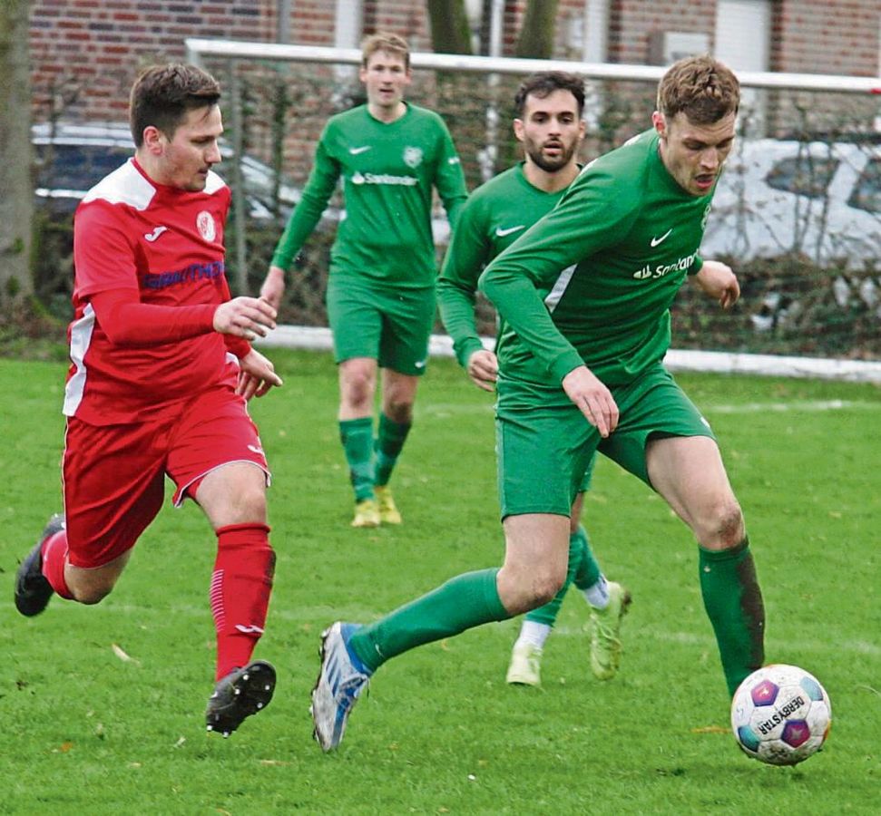 Für den SuS Cappel (hier beim 2:2 gegen Mastholte) geht es am Sonntag zum gut aus den Startlöchern gekommenen Aufsteiger FC Dahl/Dörenhagen. Die Polder-Truppe steht als Tabellen-13. mit dem Rücken zur Wand. Foto: Schlink
