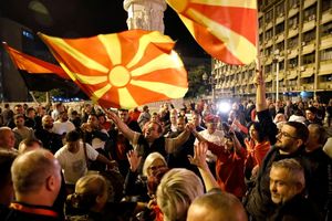 In den Straßen der Hauptstadt Skopje feierten die Anhänger der Opposition bis tief in die Nacht. - Foto: Boris Grdanoski/AP/dpa