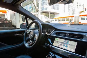 Waymo-Robotaxis machen mehr als 250.000 Fahrten mit Passagieren pro Woche. (Archivbild) - Foto: Andrej Sokolow/dpa