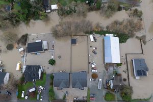 Tagelange Regenfälle hatten heftige Überschwemmungen im Bundesstaat Washington an der US-Westküste ausgelöst. - Foto: Stephen Brashear/AP/dpa