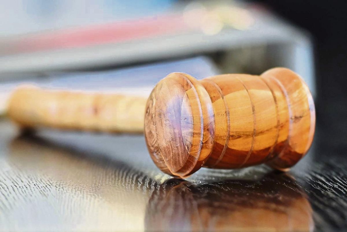 Im Namen des Volkes verkündete Richter Alexander Brandt das Urteil im Kirmes-Prozess. Der Cocktailstand-Betreiber wurde zu 15 Monaten Haft ohne Bewährung verurteilt. Der Angeklagte und sein Anwalt wollen Rechtsmittel prüfen.