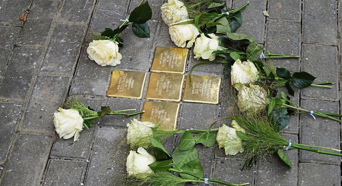 Für insgesamt 14 Juden aus Geseke sind am Freitag an drei Adressen Stolpersteine enthüllt worden. Fotos: Stallmeister
