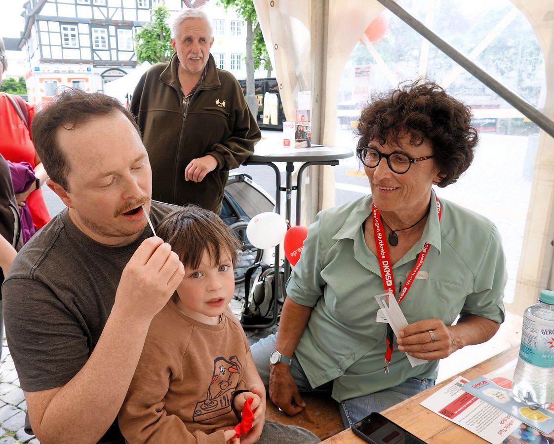 Mund auf, Stäbchen rein und schon registriert: Martin Dittmar mit Sohn Oskar und Kinderbuch-Autorin Jutta Maas. Foto: Vielberg