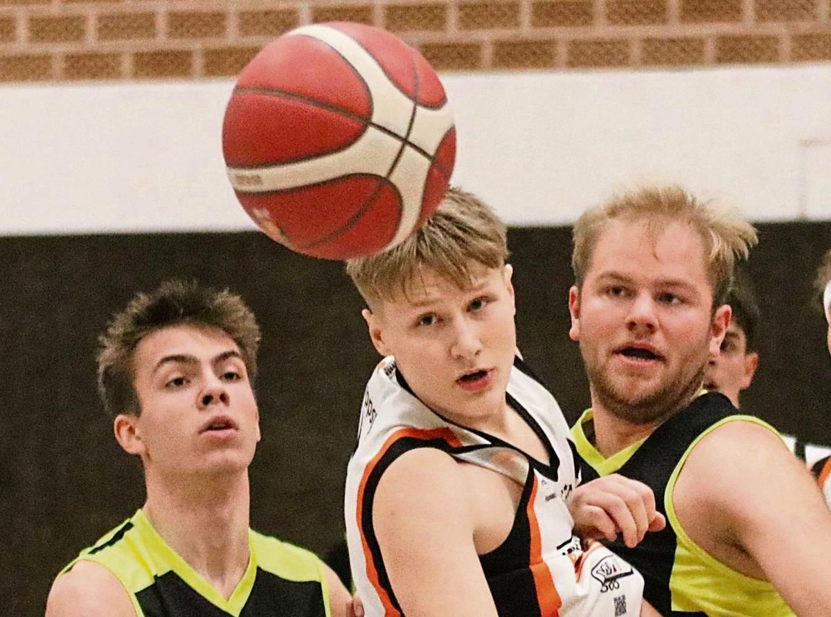 Den Durchblick behielten die Basketballer des LTV Lippstadt (in Weiß) im Oberliga-Heimspiel gegen den TV Ibbenbüren II. Und so stand für den Aufsteiger unterm Strich ein verdienter 81:64-Erfolg. Foto: Wiegand