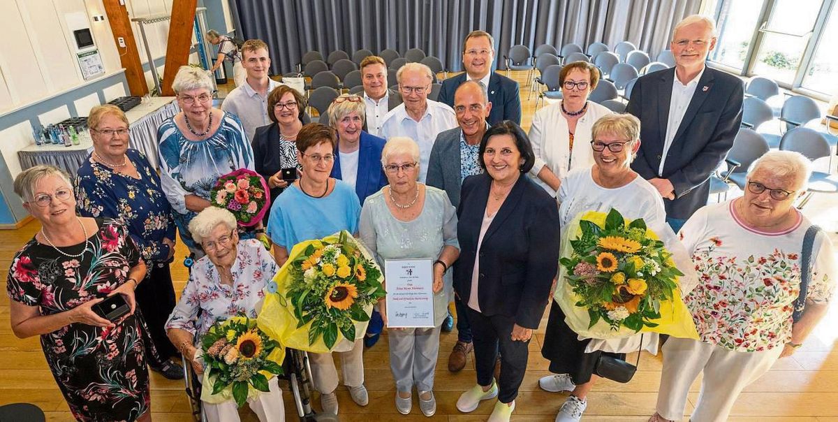 Für ihr großes Engagement als pflegende Angehörige sind jetzt zehn Bürger aus dem Kreis Soest von Landrätin Eva Irrgang mit dem „Pflegestern“ geehrt worden. Foto: Dahm