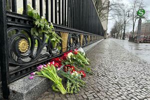 Blumen liegen am Zaun der Russischen Botschaft in Berlin: Bei einem Anschlag auf das Veranstaltungszentrum Crocus City Hall ist die Zahl der Toten nach Angaben der Ermittler weiter gestiegen. - Foto: Ilja Roschkow/Russische Botschaft Berlin/dpa