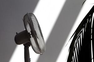 Ein Ventilator verschafft zumindest ein bisschen frische Luft bei Hitze. - Foto: Karl-Josef Hildenbrand/dpa/dpa-tmn