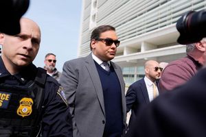 George Santos wurde ursprünglich zu 87 Monaten Gefängnis verurteilt. (Archivbild) - Foto: Julia Demaree Nikhinson/AP/dpa