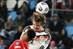 Deutschlands Nick Woltemade in Aktion gegen Luxemburgs Marvin Martins. - Foto: Federico Gambarini/dpa