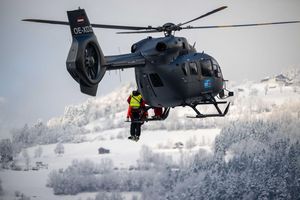 Der Oberbayer wurde nach dem tödlichen Sturz auf der roten Piste von Einsatzkräften geborgen. (Symbolbild) - Foto: Liebl Daniel/Tiroler Tageszeitung/dpa