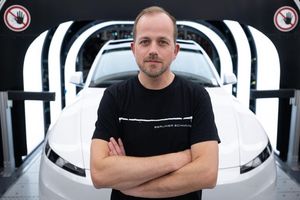 Der Werksleiter der Tesla-Fabrik in Grünheide, André Thierig, äußert sich zur Entlohnung. (Archivbild) - Foto: Sebastian Gollnow/dpa
