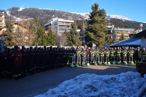Viele Menschen kamen zusammen, um der Opfer der Brandkatastrophe zu gedenken. - Foto: Antonio Calanni/AP/dpa