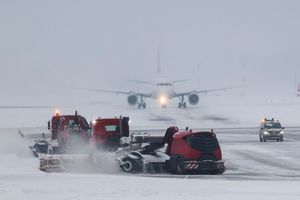 Winterdienst am Flughafen Hamburg - Foto: Christian Charisius/dpa