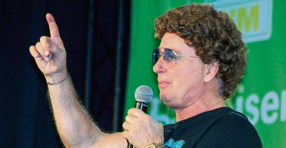 Endlich mal in Anröchte, dem NRW-Marbella: Atze Schröder freute sich über die Einladung ins Bürgerhaus. Fotos: Axel Schwade