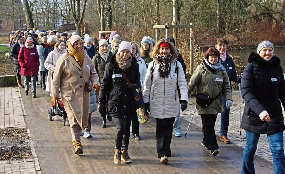 Gute Laune-Spaziergang: Initiatorin Lina Gattner (ganz rechts) hat mit der riesigen Resonanz auf ihre Einladung selbst nicht gerechnet. Fotos: Wissing