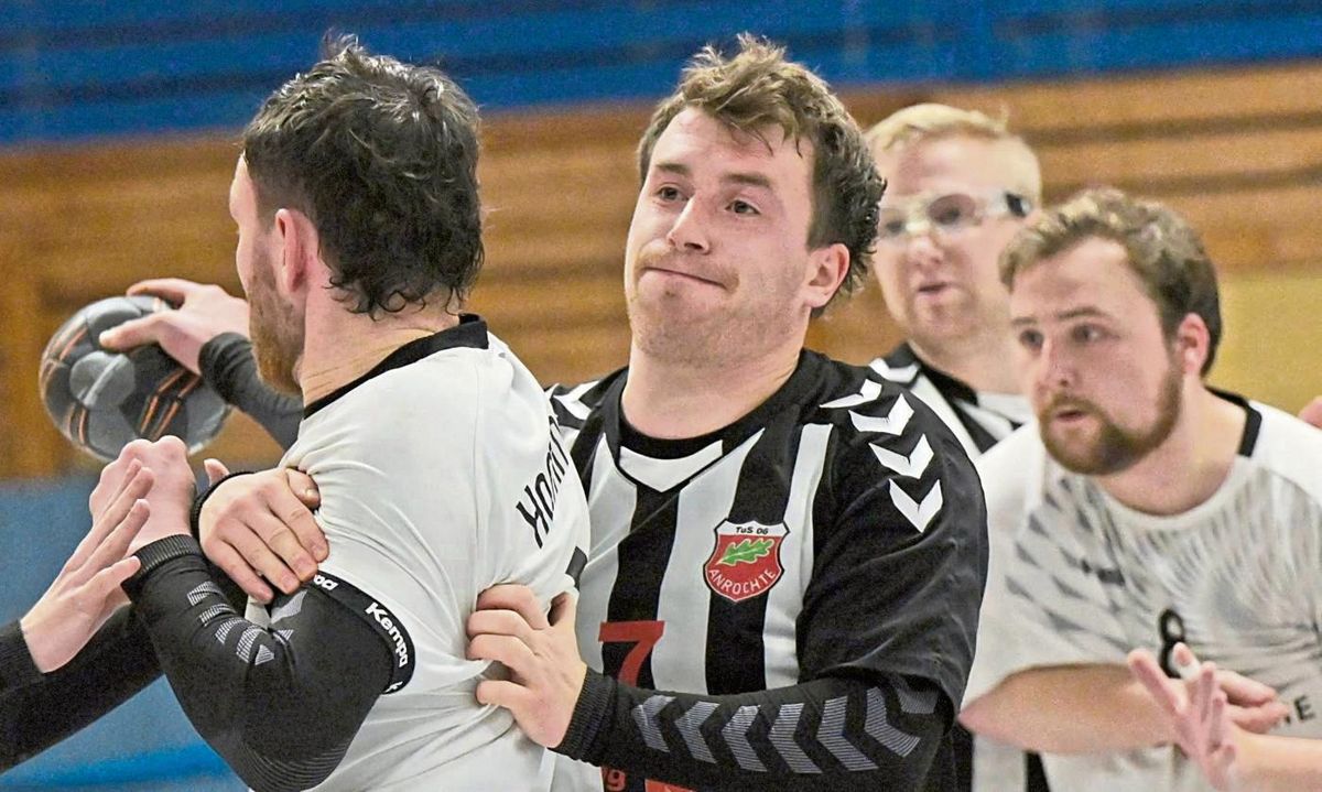 Zugepackt und die Punkte mitgenommen: Die TuS-Handballer (in Schwarz-Weiß) hatten Ball und Gegner im Topspiel jederzeit im Griff. Am Ende stand ein deutlicher 30:22-Erfolg gegen den Hammer SC II zu Buche. Foto: Julia Marx
