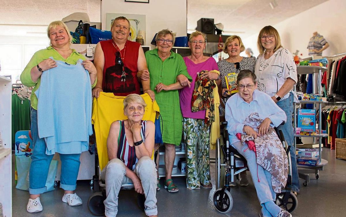 Die Malteserinnen Sylvia Menge (3.v.l), Dagmar Kraft (r.) und Gerdi Calaza (vorne links) freuen sich über den monatlichen Besuch aus dem Curanum. Foto: N. Wissing