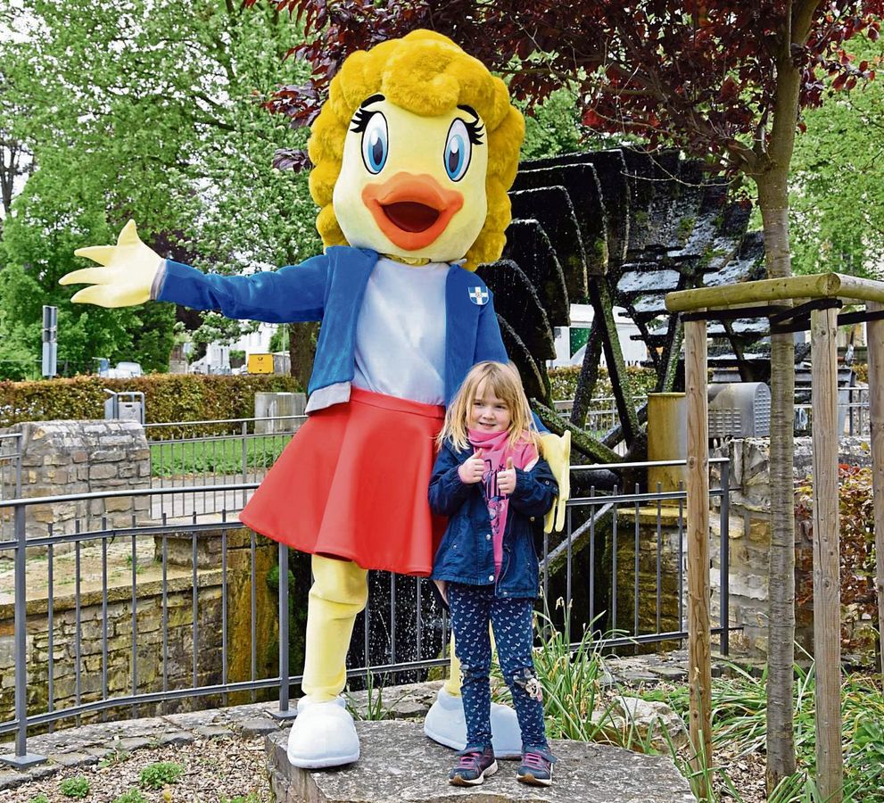 Gössel Gerdi ist das neue Geseker Stadtmaskottchen. Und Emilia war wohl eine der ersten, die ein Foto mit ihr machen durften. Foto: Kossack